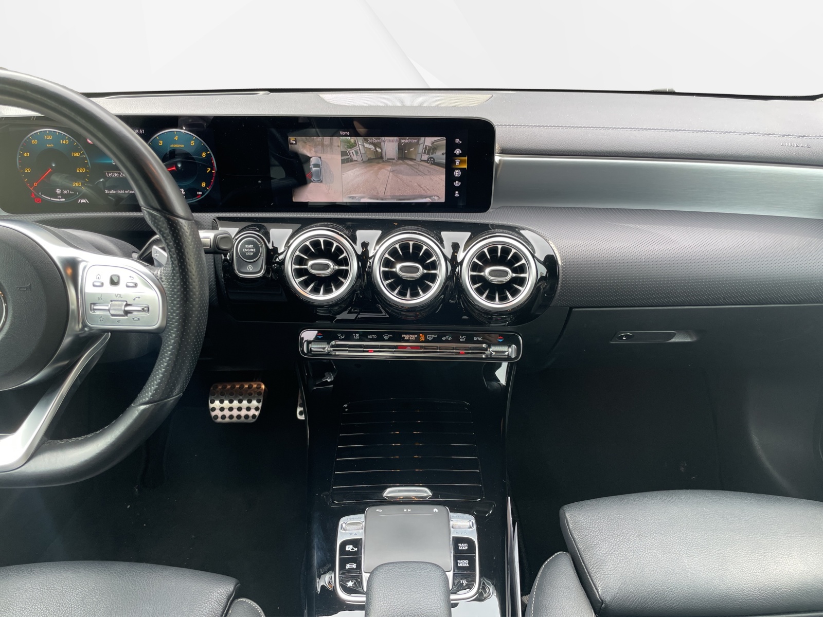 MERCEDES-BENZ A 200 AMG Line-image-12