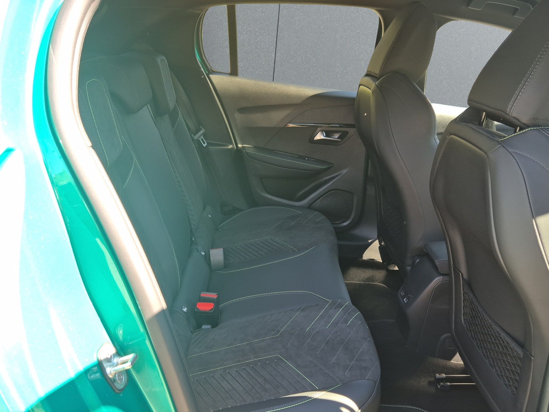 PEUGEOT 208 1.2 Hybrid 145 GT Exclusive-image-15