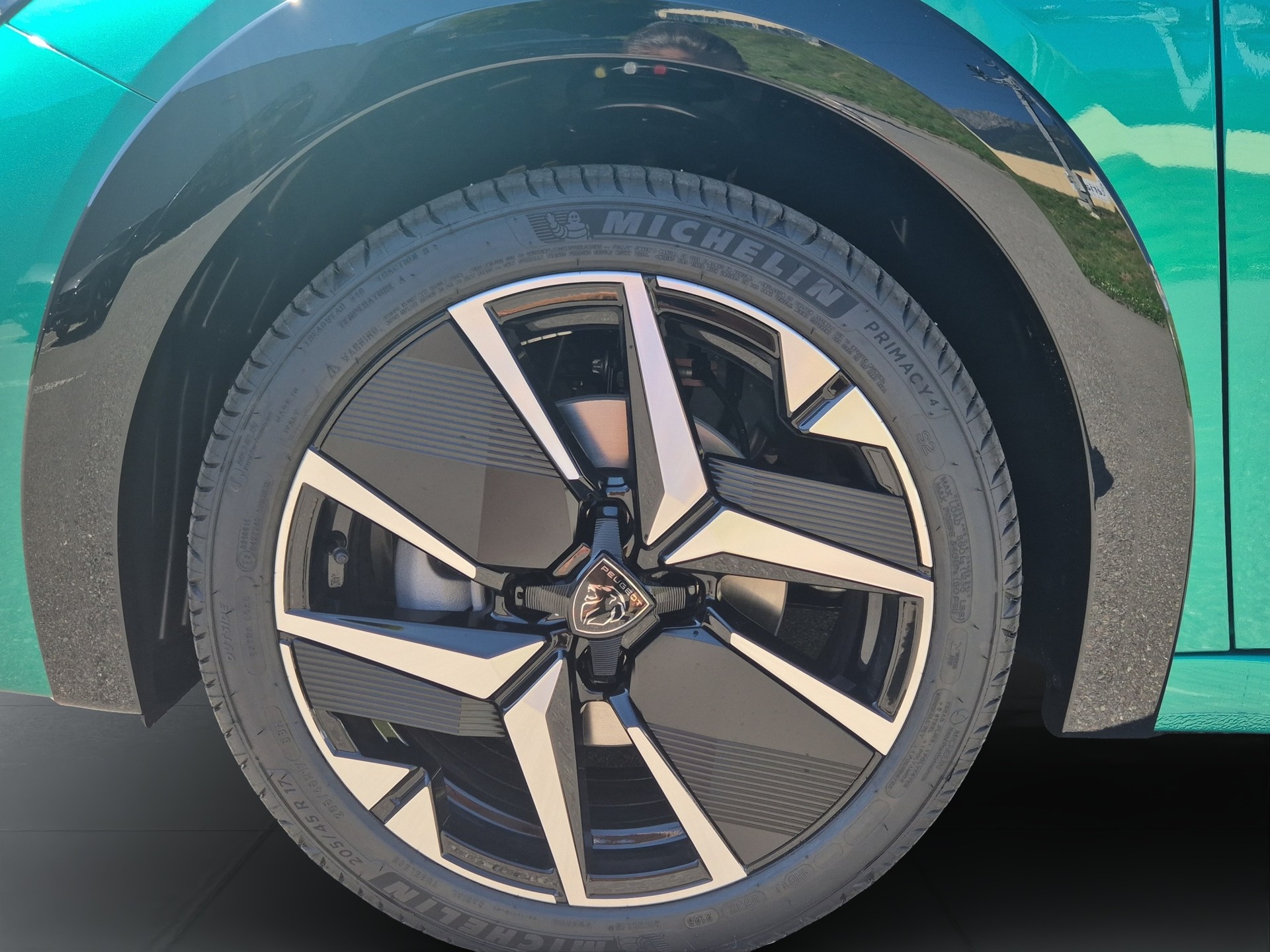 PEUGEOT 208 1.2 Hybrid 145 GT Exclusive-image-17