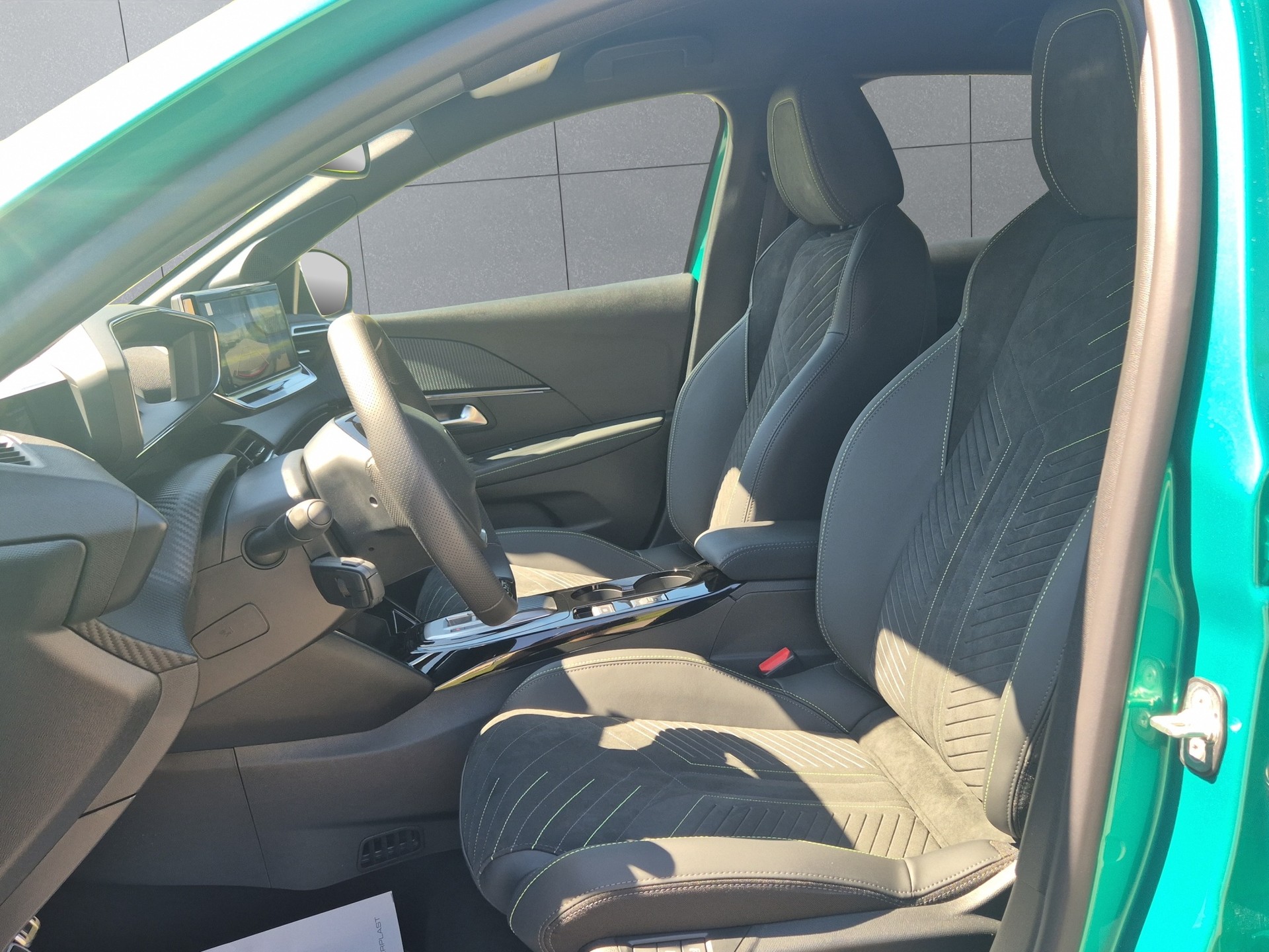 PEUGEOT 208 1.2 Hybrid 145 GT Exclusive-image-19