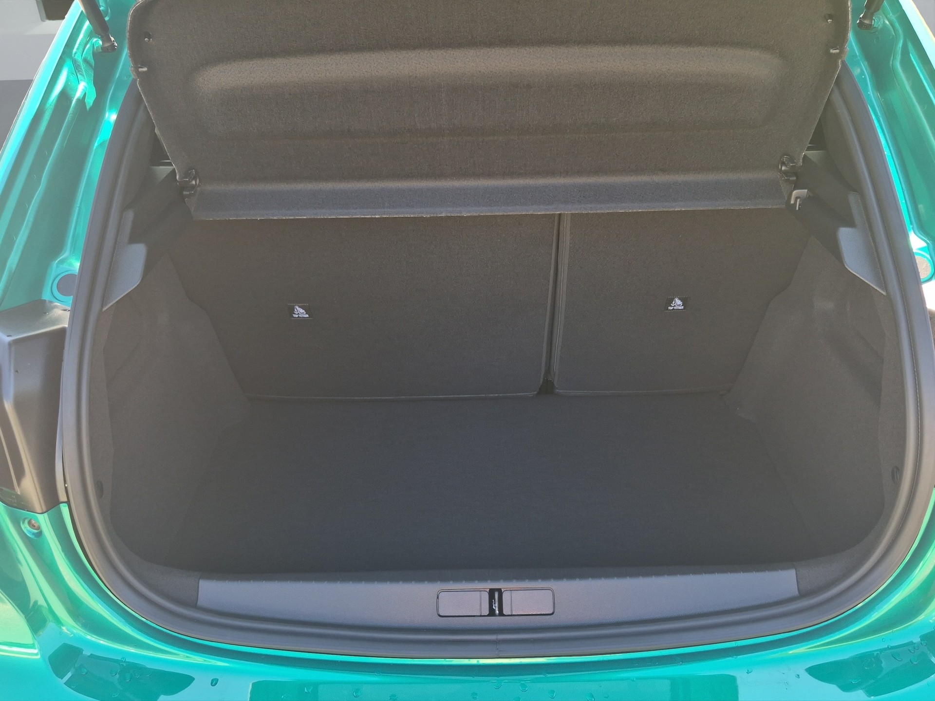 PEUGEOT 208 1.2 Hybrid 145 GT Exclusive-image-16