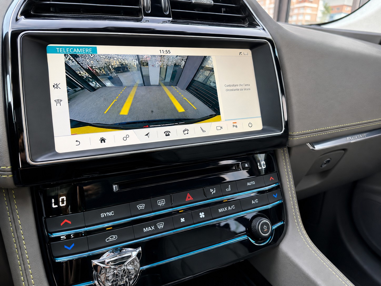JAGUAR F-Pace 25d R-Sport AWD Automatik-image-14