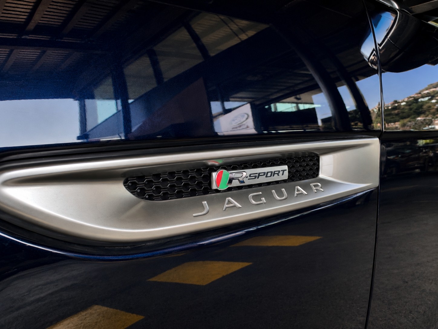 JAGUAR F-Pace 25d R-Sport AWD Automatik-image-16