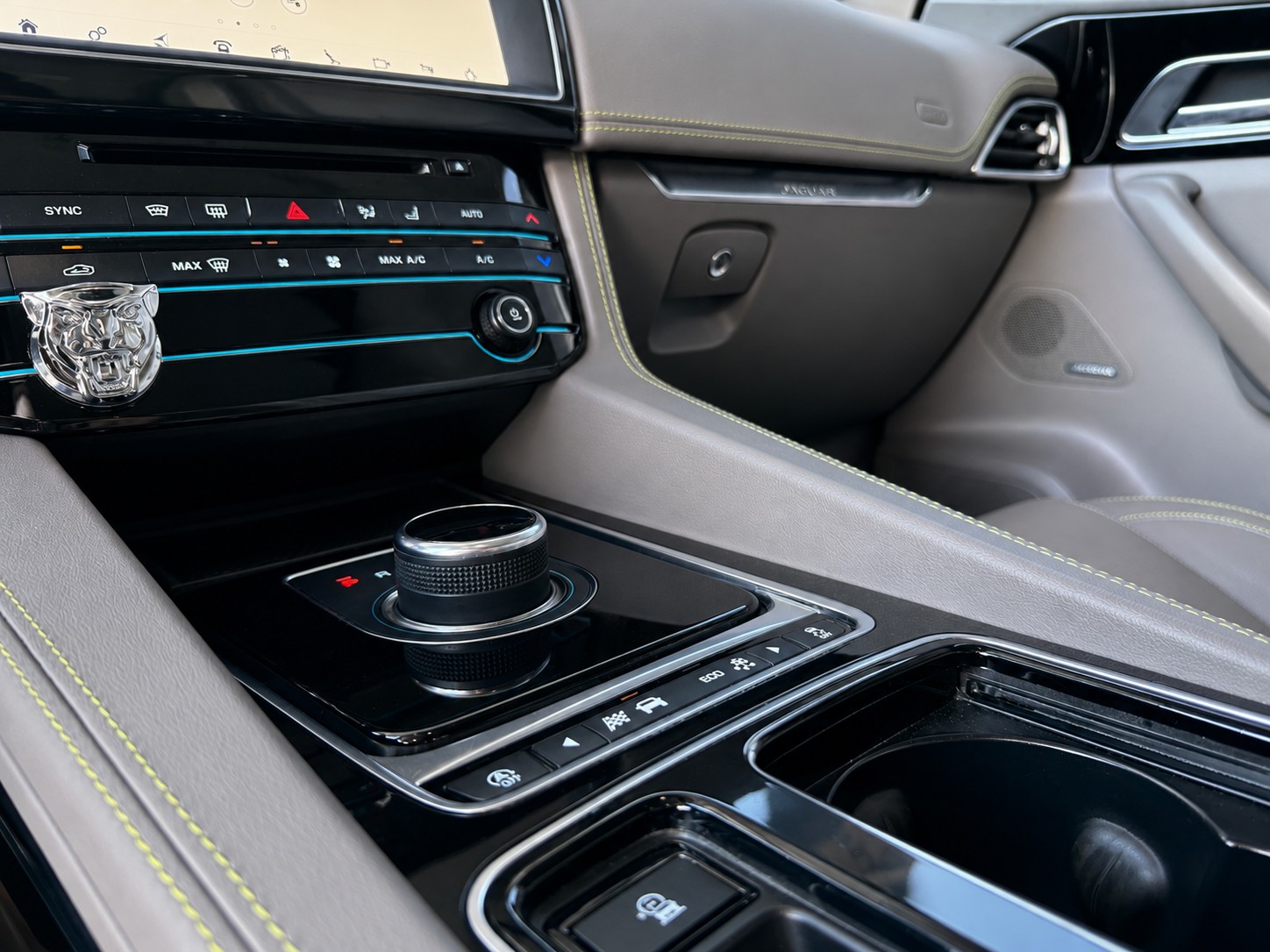 JAGUAR F-Pace 25d R-Sport AWD Automatik-image-12