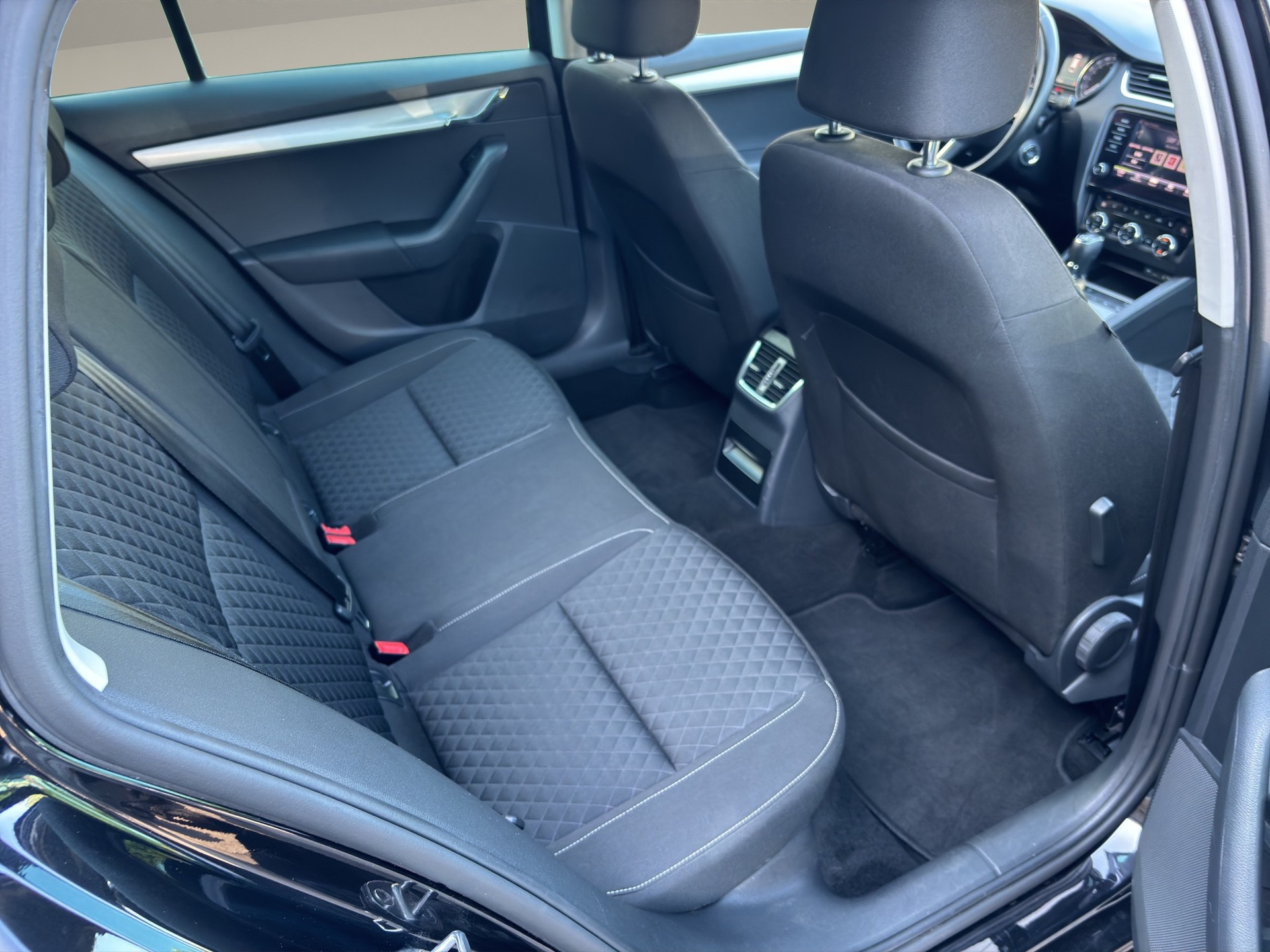 SKODA Octavia Combi 1.8 TSI Ambition 4x4 DSG-image-17