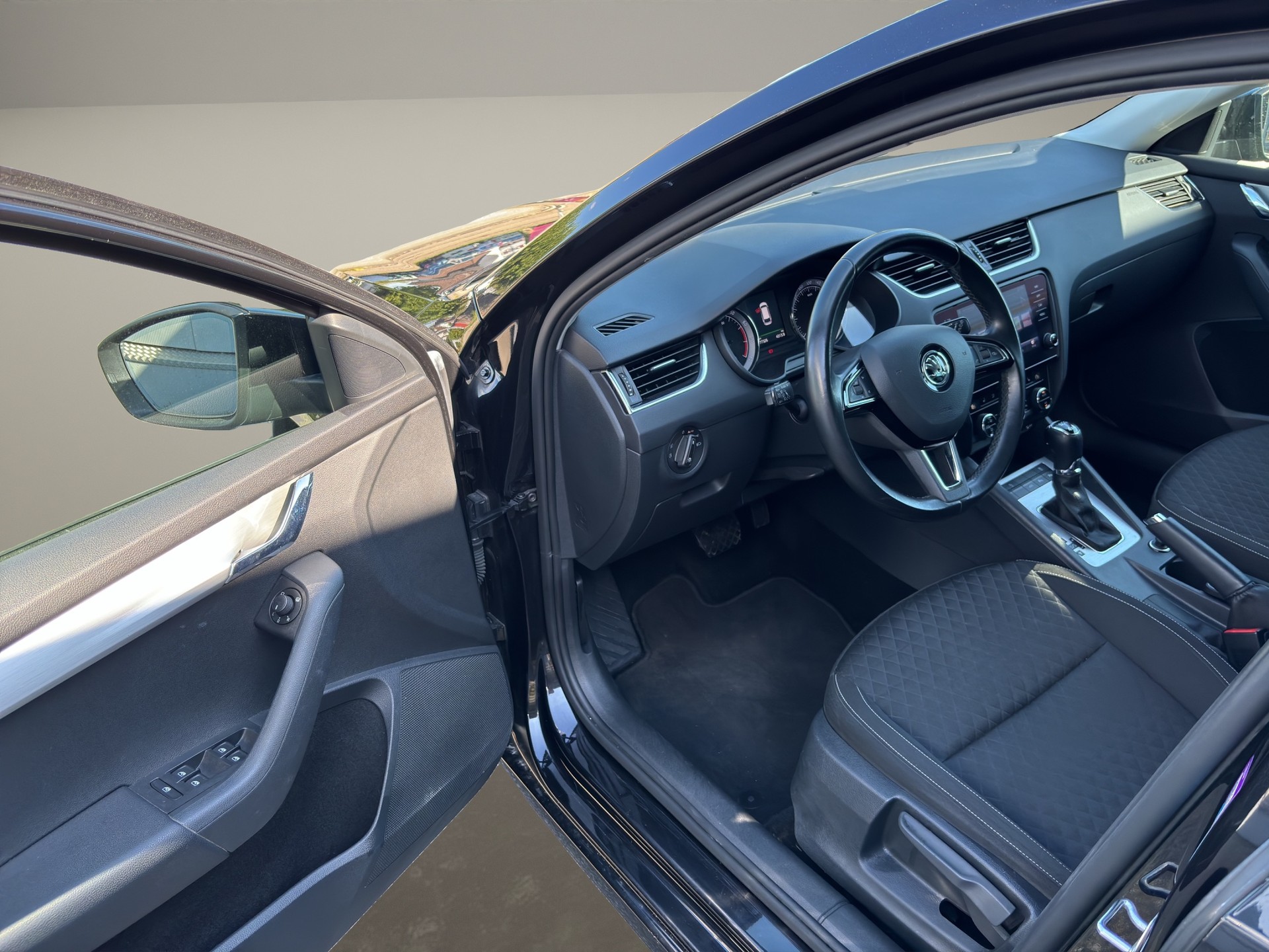 SKODA Octavia Combi 1.8 TSI Ambition 4x4 DSG-image-16