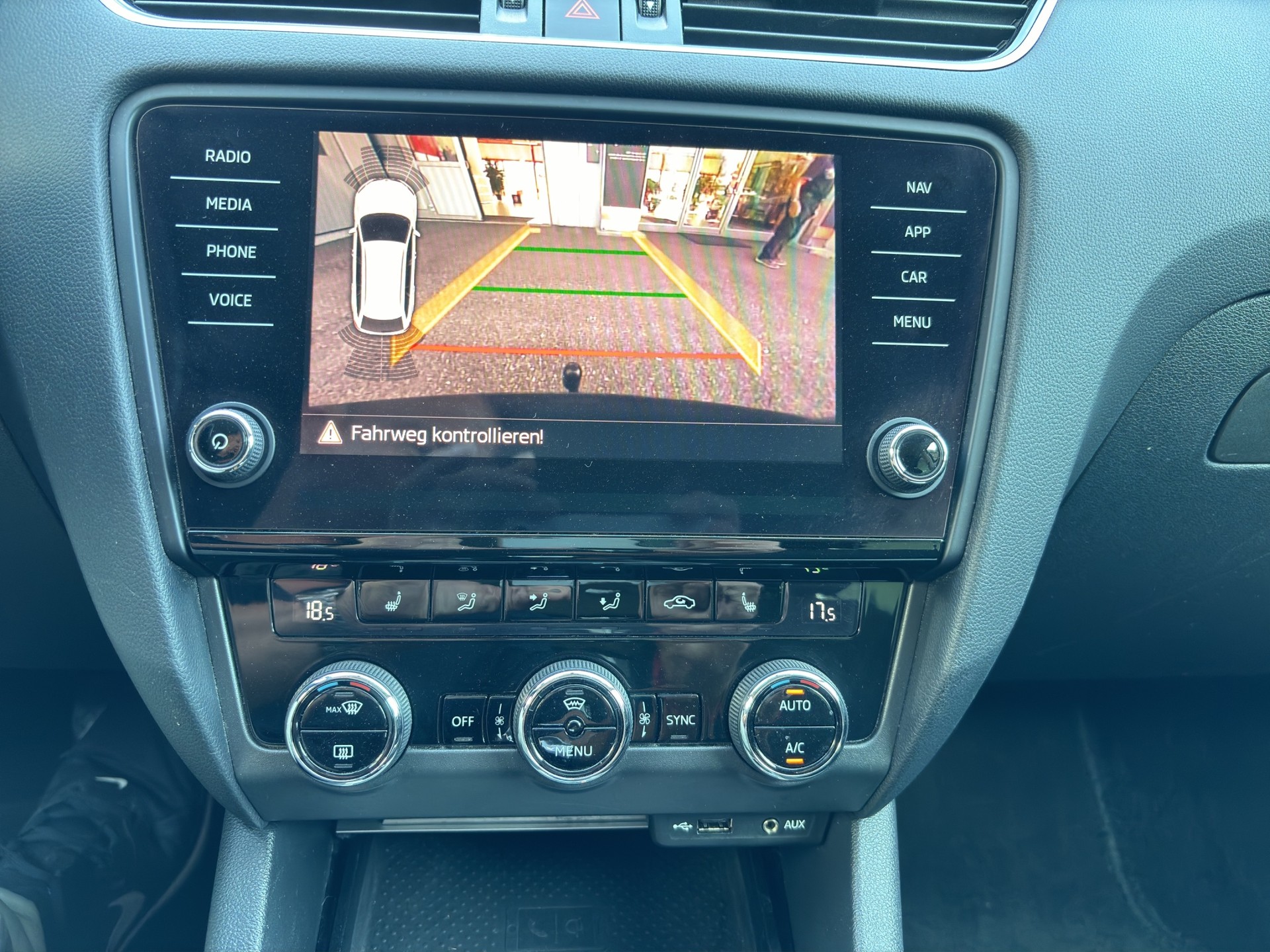 SKODA Octavia Combi 1.8 TSI Ambition 4x4 DSG-image-21