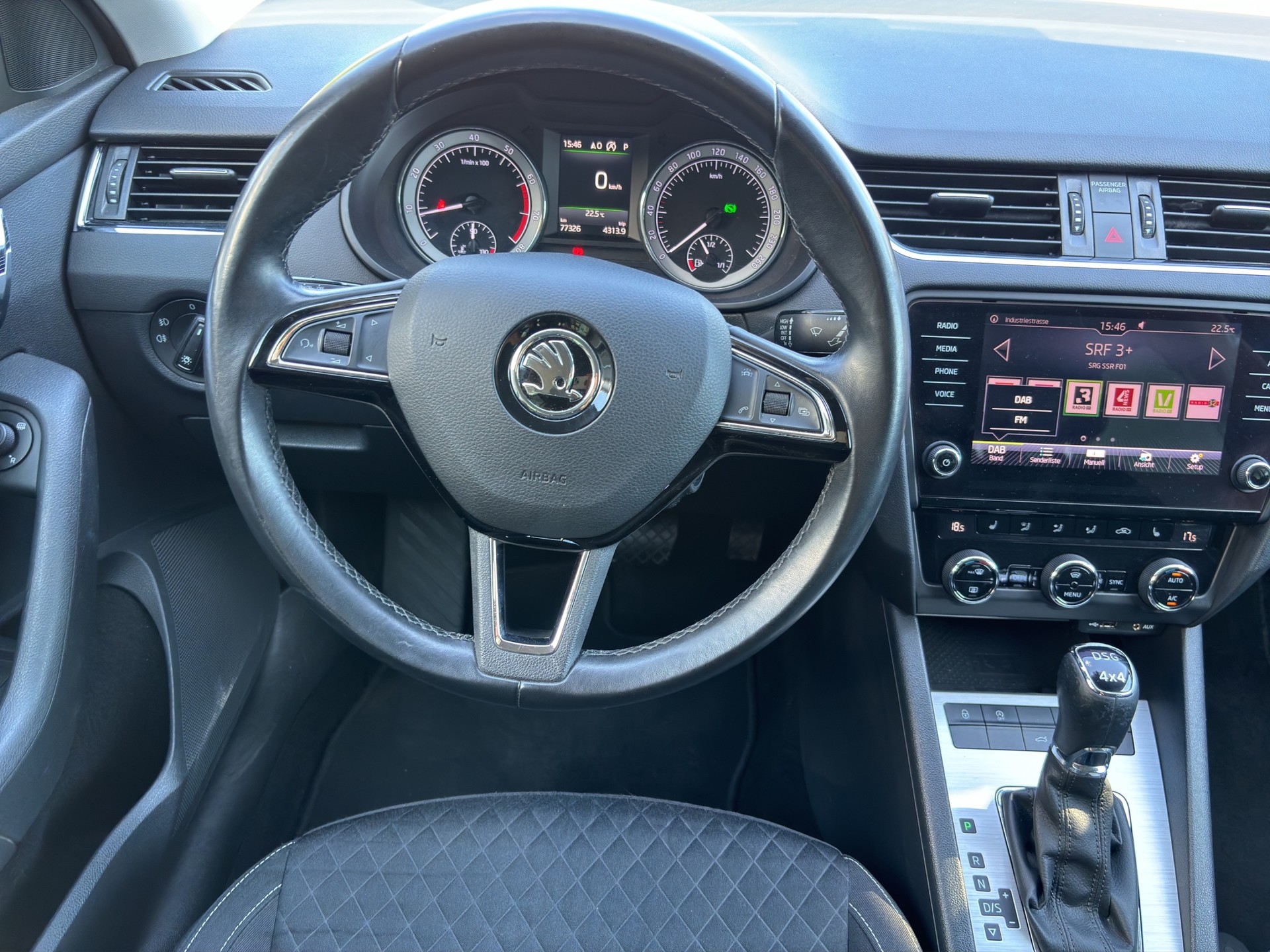 SKODA Octavia Combi 1.8 TSI Ambition 4x4 DSG-image-14