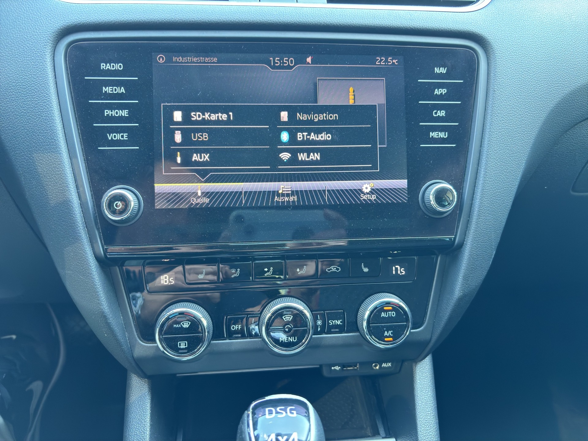 SKODA Octavia Combi 1.8 TSI Ambition 4x4 DSG-image-24