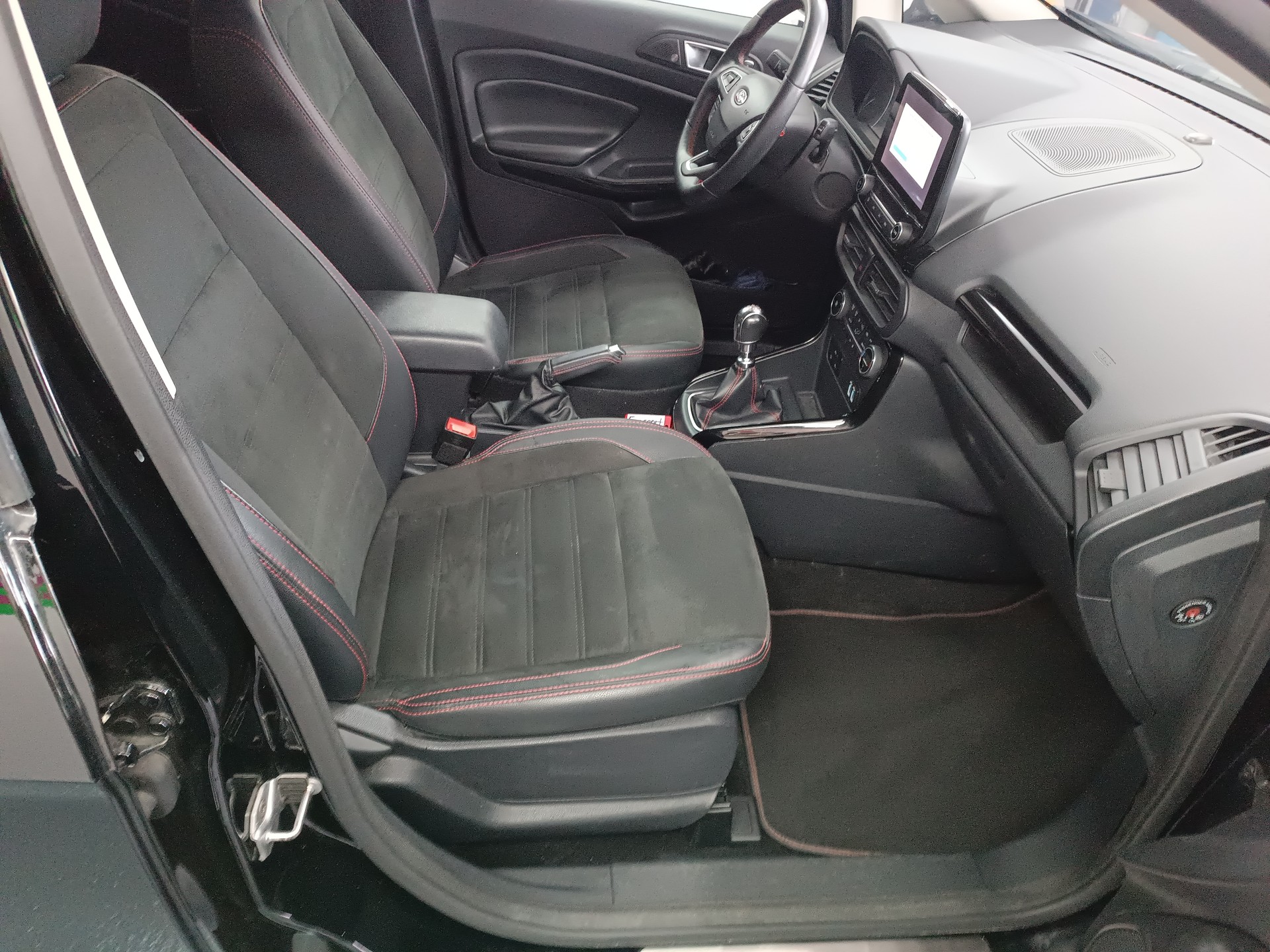 FORD EcoSport 1.5 TDCi ST-Line AWD-image-11