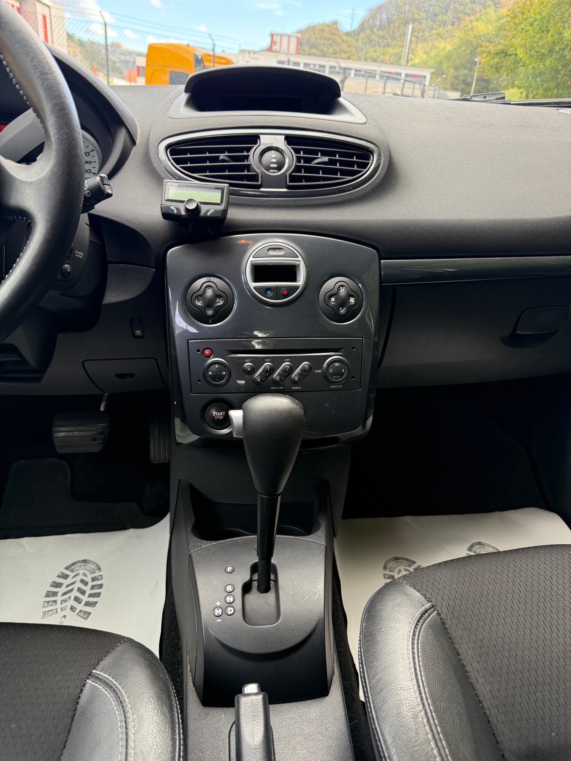 RENAULT Clio 2.0 16V Initiale Automatic-image-9