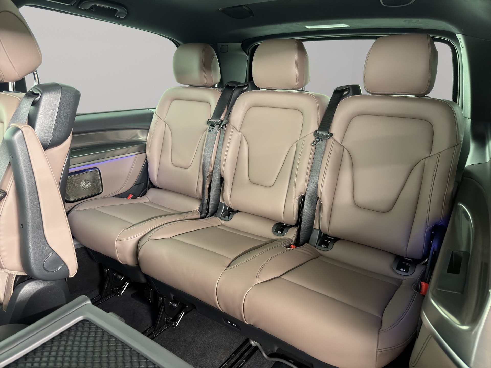 MERCEDES-BENZ V 300 d Swiss Ed. lang 4matic Van-image-10