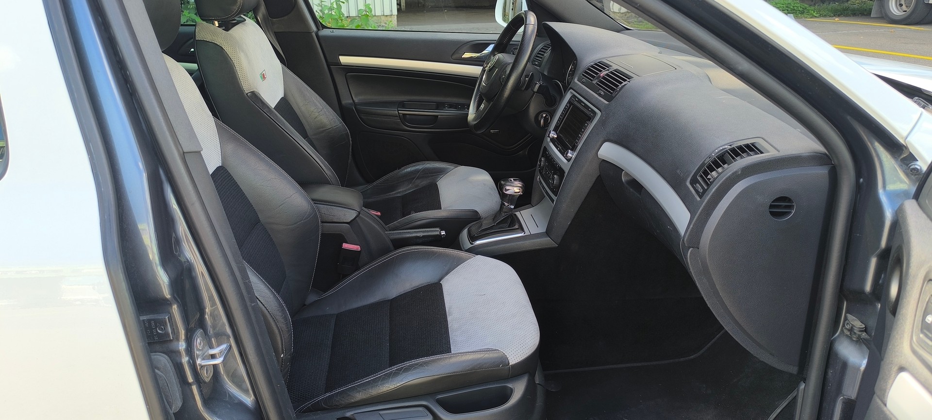 SKODA Octavia 2.0 TDI RS DSG-image-12
