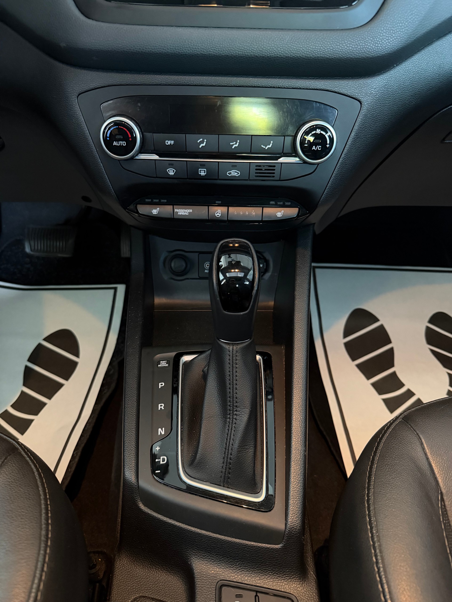 HYUNDAI i20 1.4 Vertex Automatic-image-12