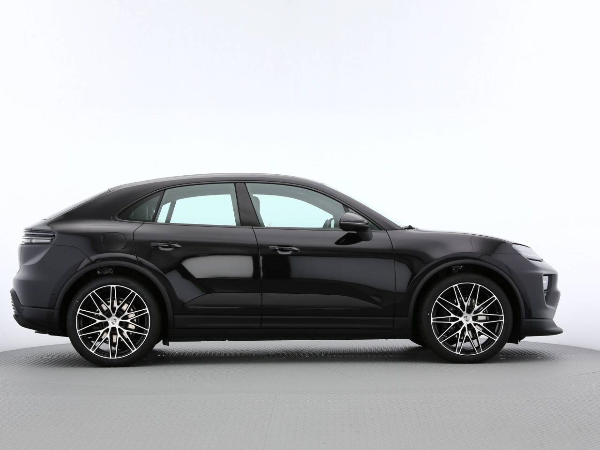 PORSCHE Macan 4-showroom-element-1