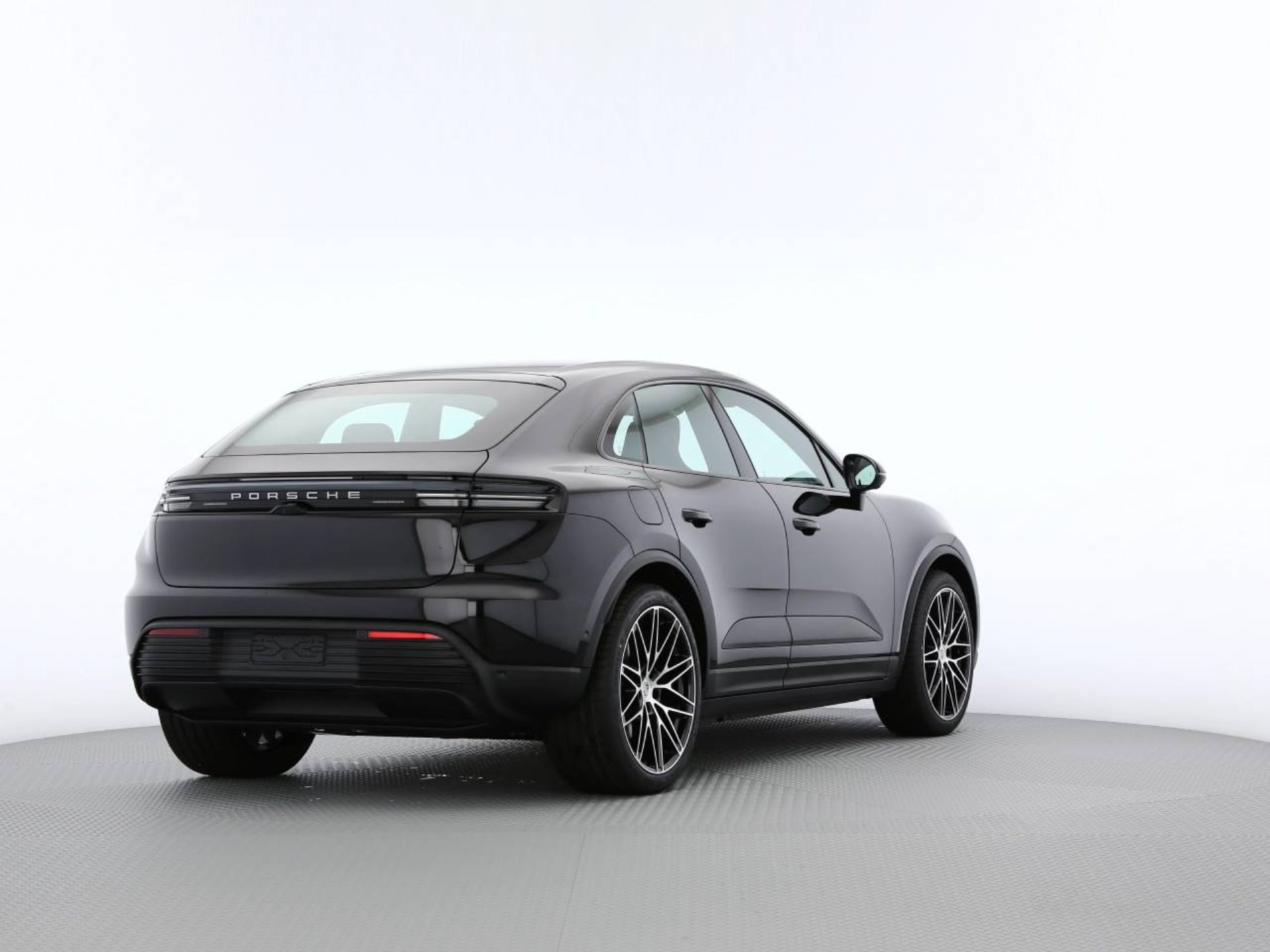 PORSCHE Macan 4-showroom-element-2