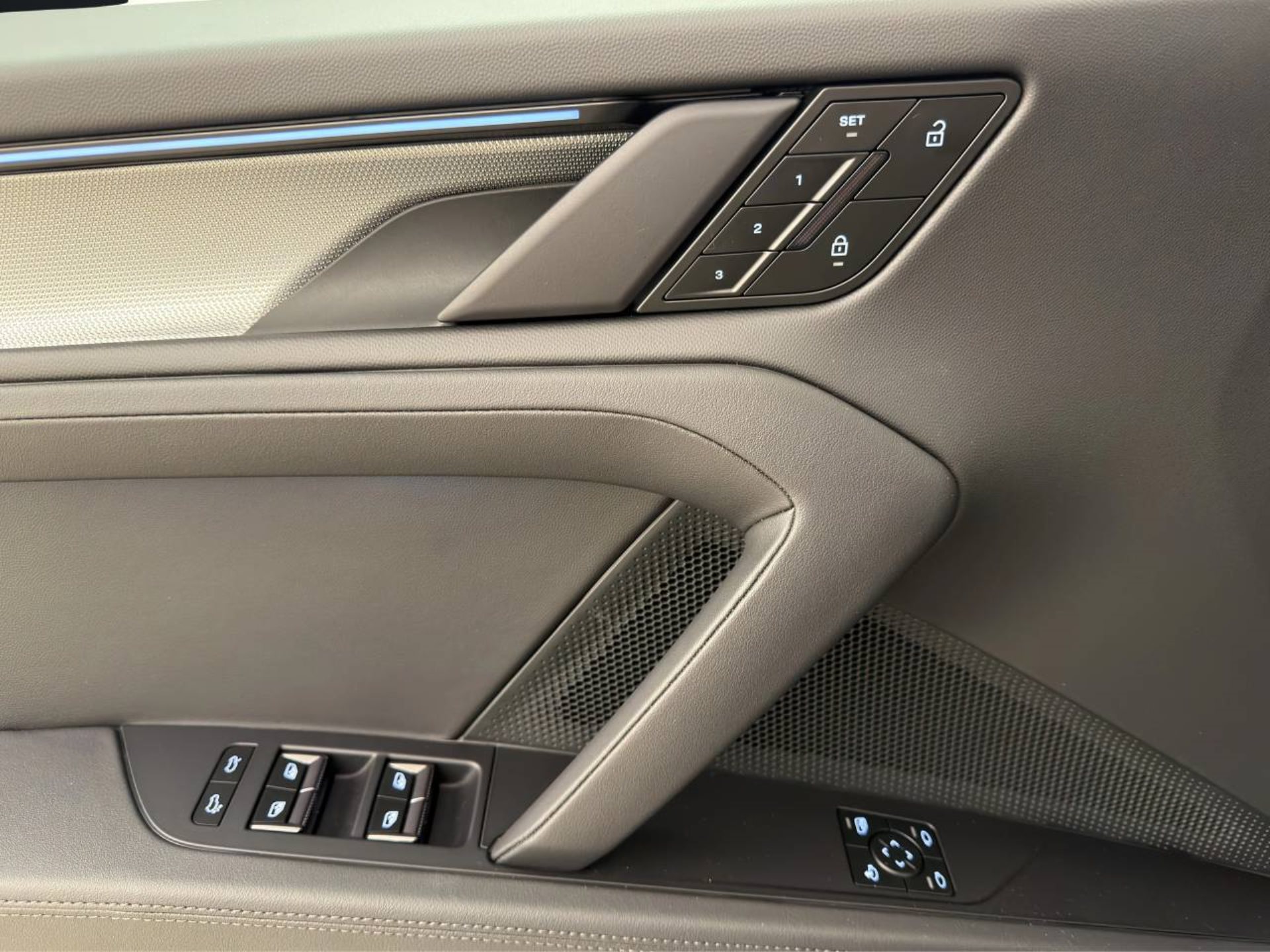 PORSCHE Cayenne Coupé Electric-image-19
