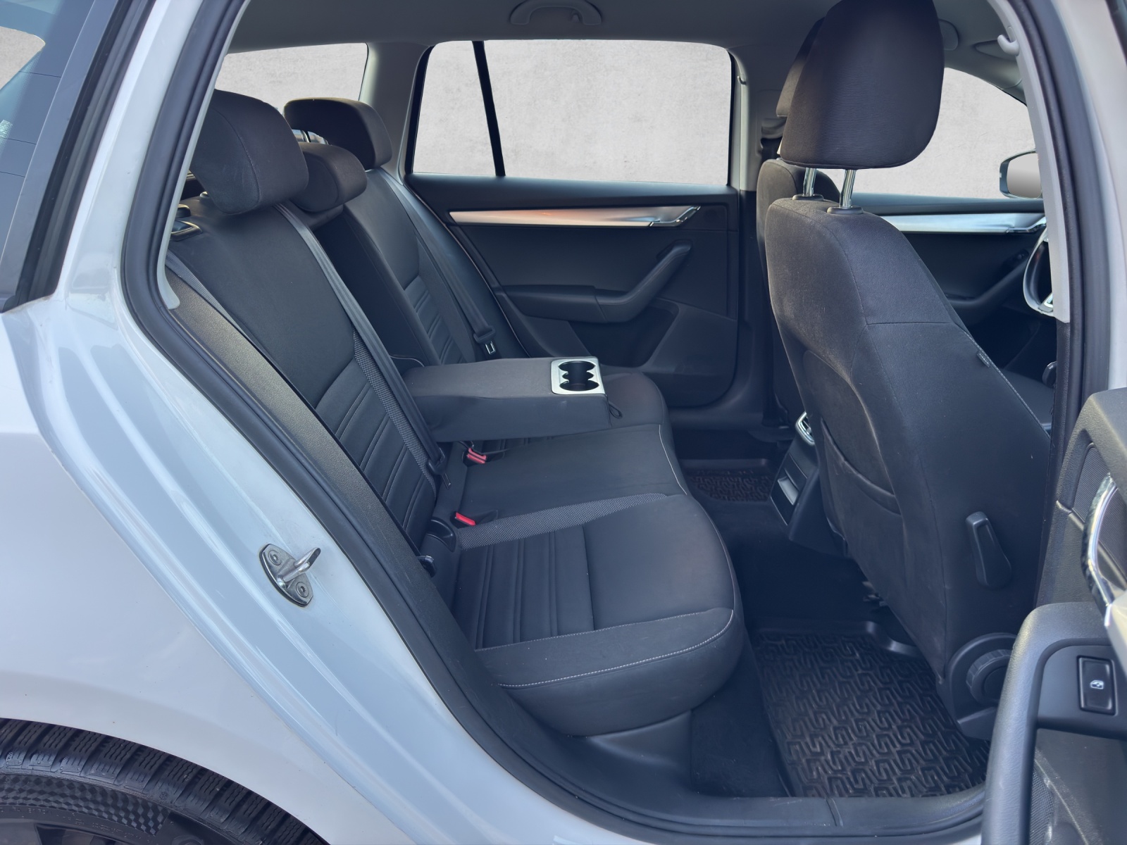 SKODA Octavia Combi 1.6 TDI Ambition-image-16