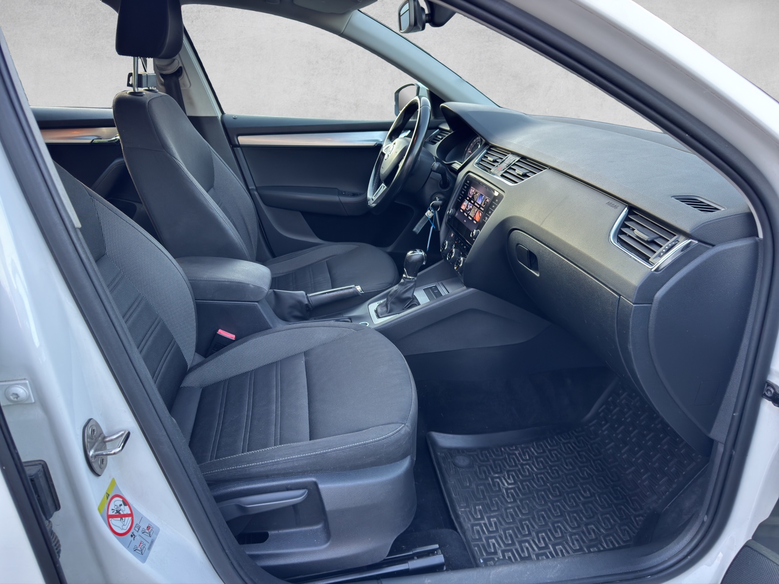 SKODA Octavia Combi 1.6 TDI Ambition-image-15