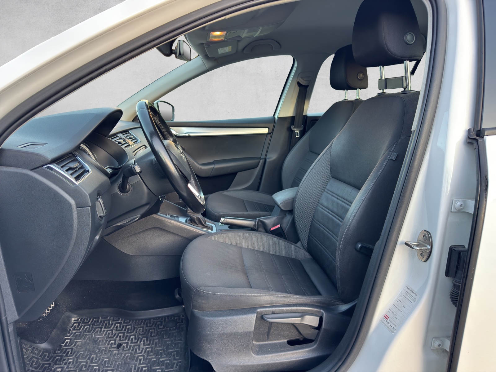 SKODA Octavia Combi 1.6 TDI Ambition-image-8