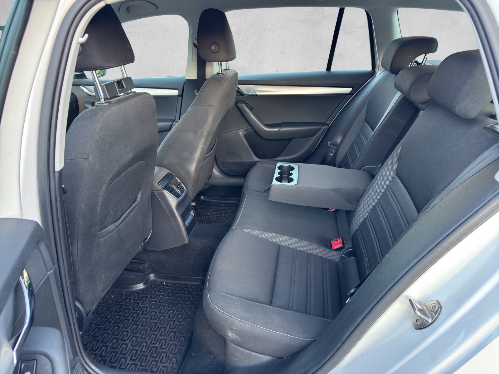 SKODA Octavia Combi 1.6 TDI Ambition-image-11