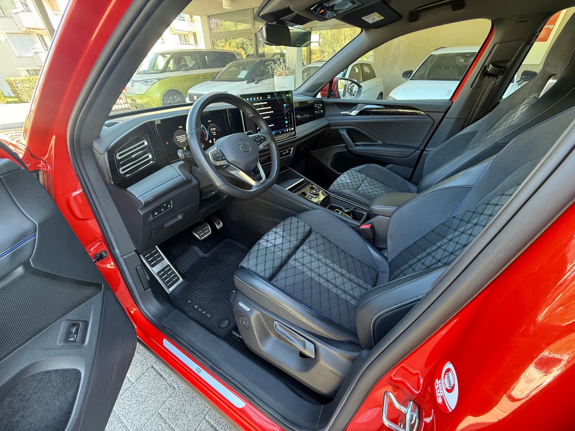 VW Tiguan 2.0 TDI SCR R-Line 4Motion DSG-image-4