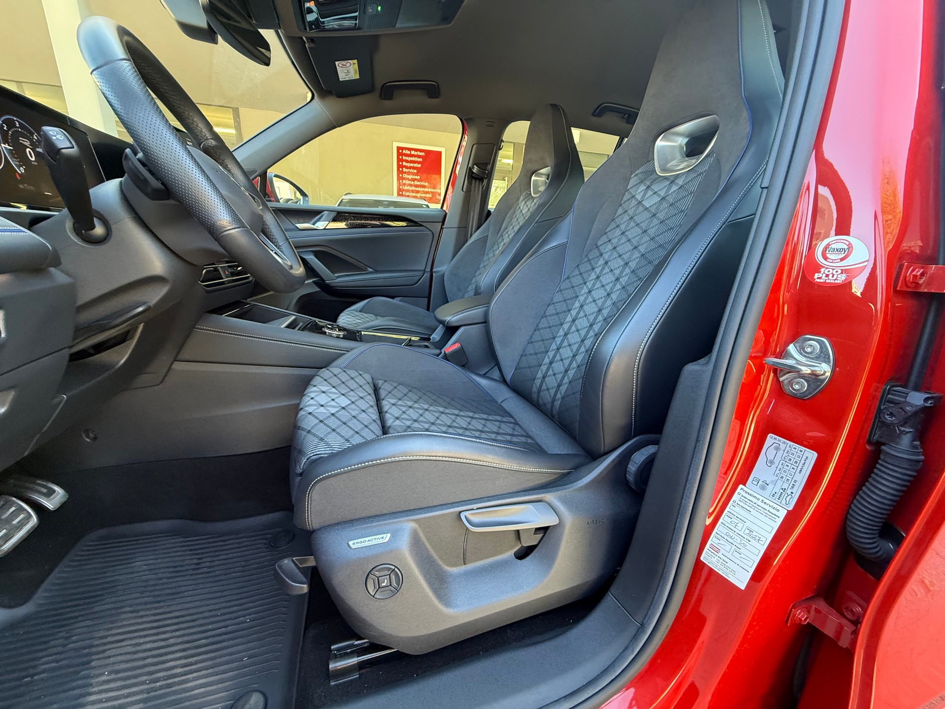VW Tiguan 2.0 TDI SCR R-Line 4Motion DSG-image-9