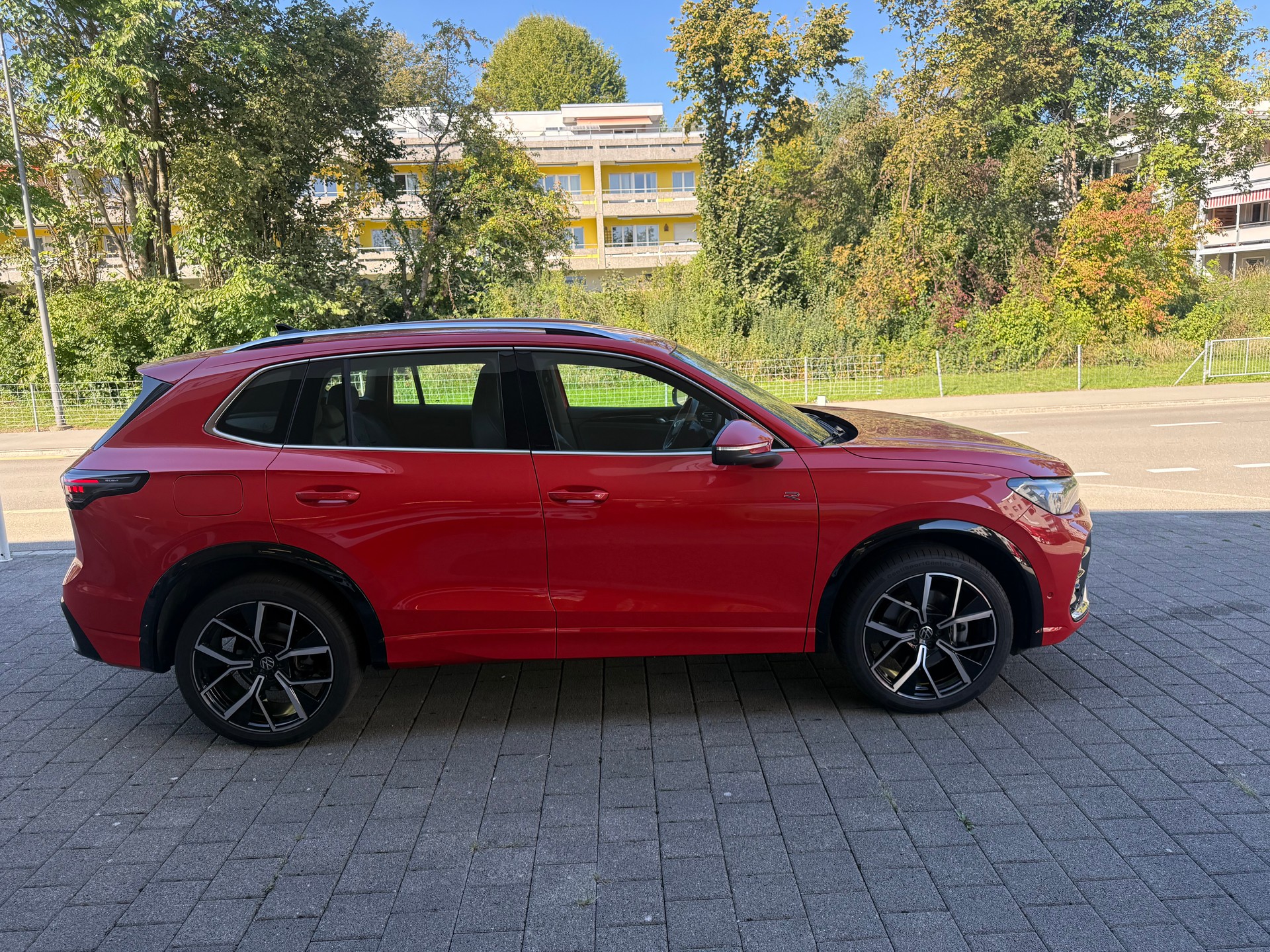 VW Tiguan 2.0 TDI SCR R-Line 4Motion DSG-image-3