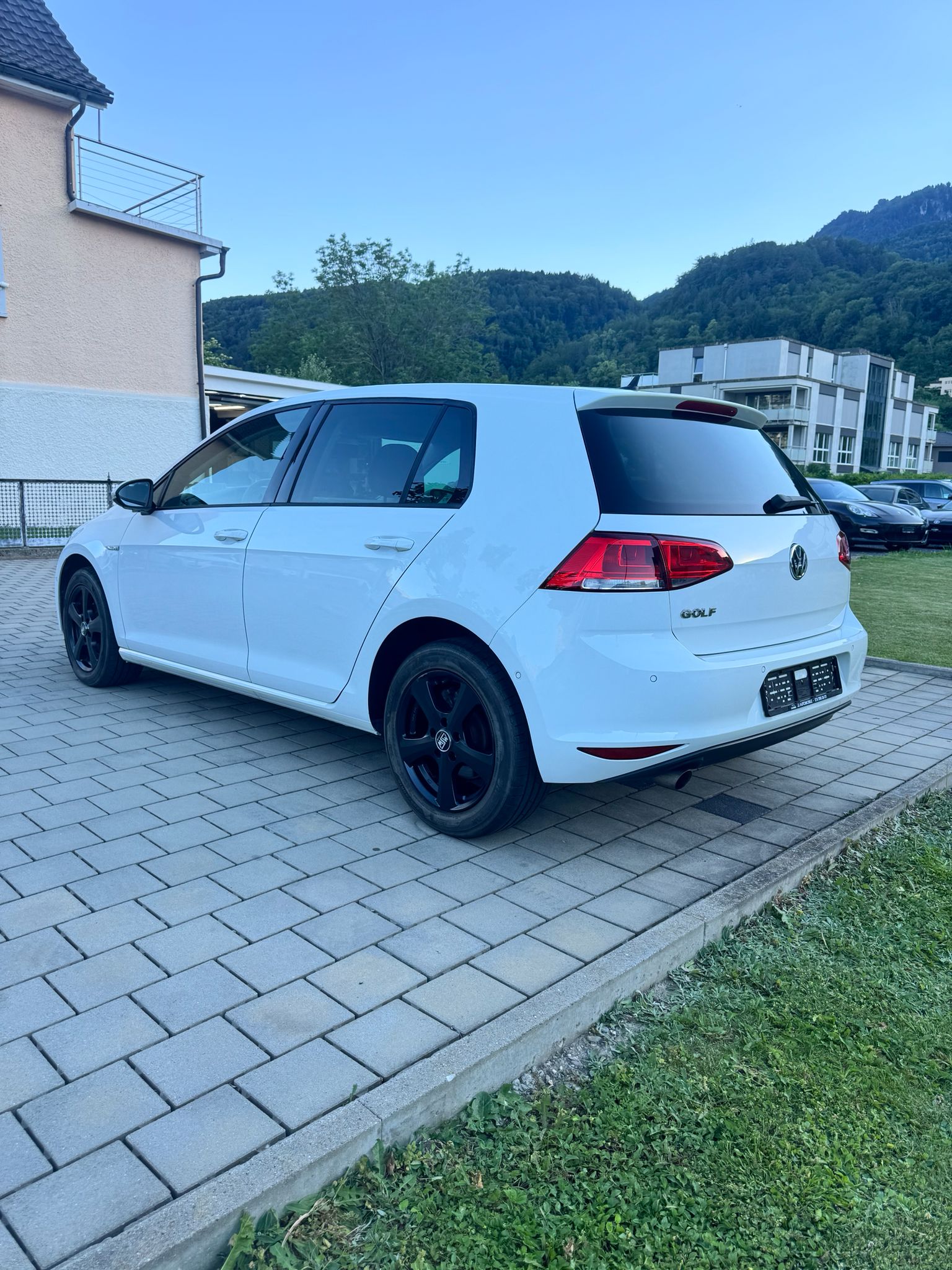 VW Golf 1.6 TDI R-Line Design DSG-image-4