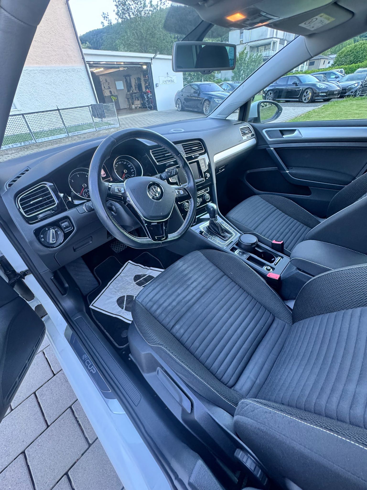 VW Golf 1.6 TDI R-Line Design DSG-image-10