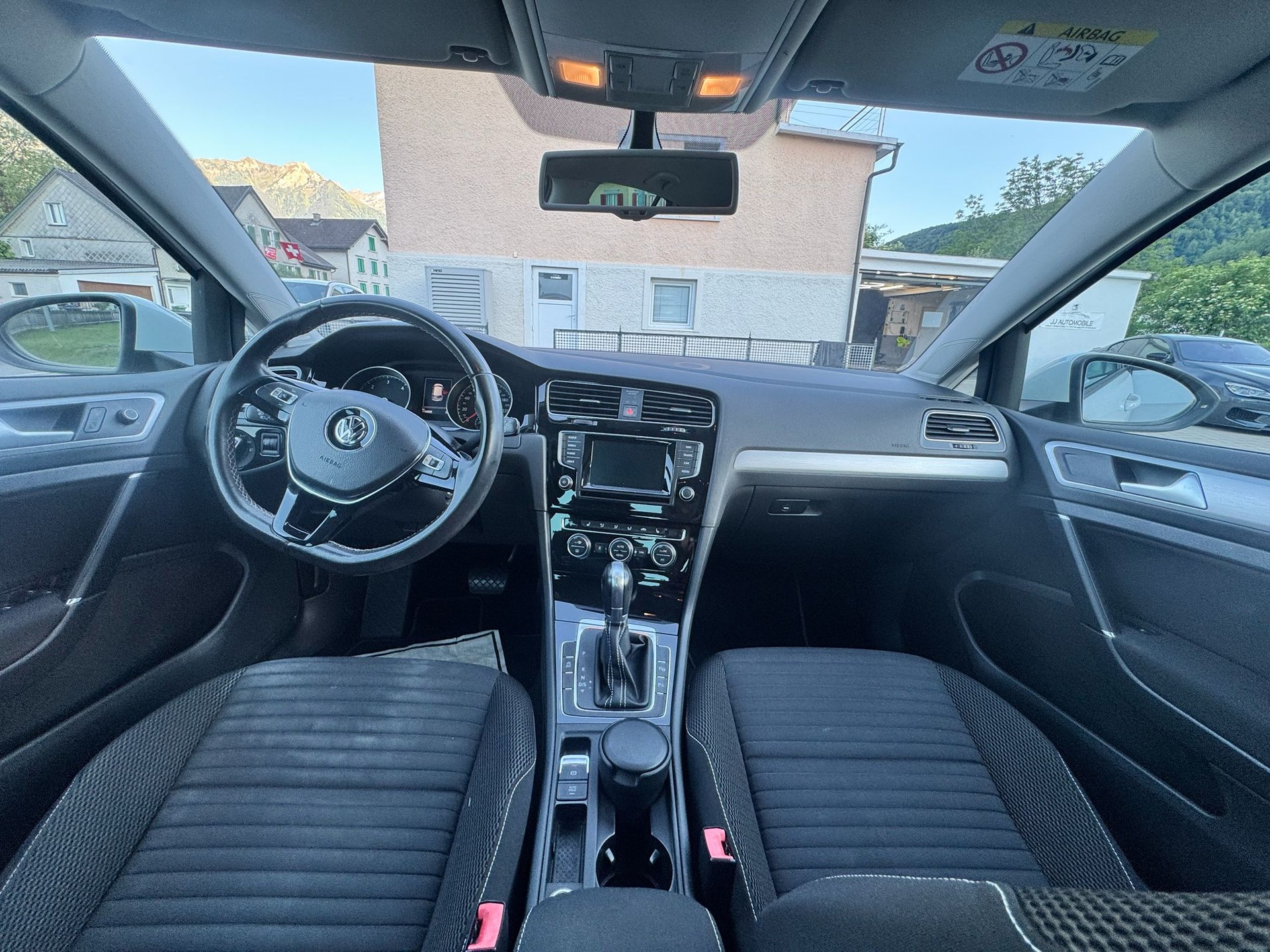 VW Golf 1.6 TDI R-Line Design DSG-image-9