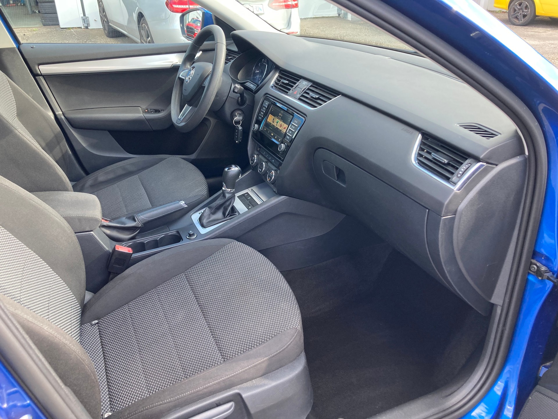 SKODA Octavia Combi 1.2 TSI DSG-image-9