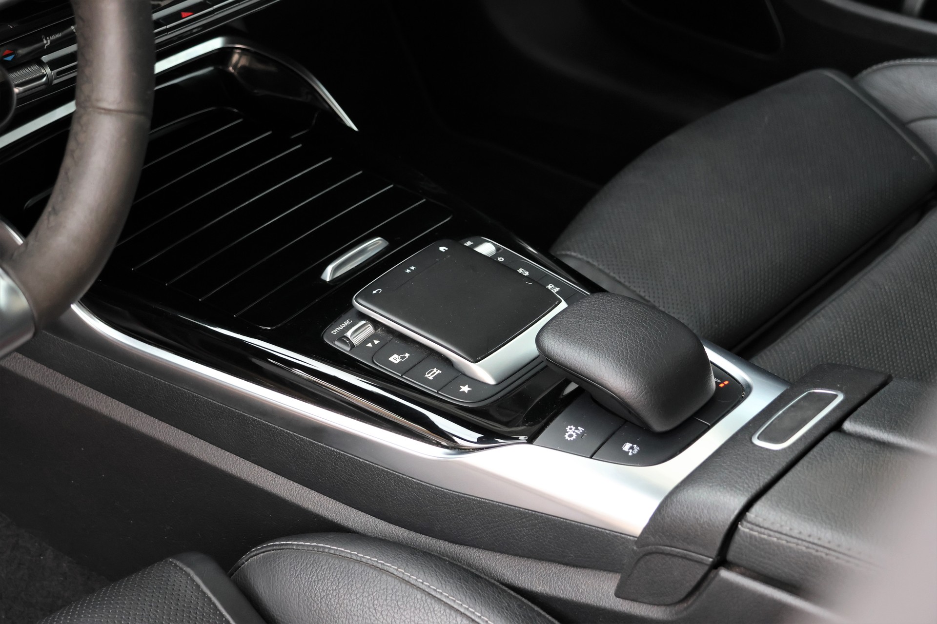 MERCEDES-BENZ A 45 S AMG 4Matic+ Speedshift (CH) *RoseGold*-image-12