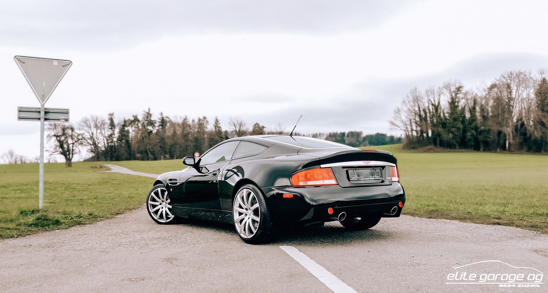 ASTON MARTIN Vanquish V12 S 5.9-48-image-7