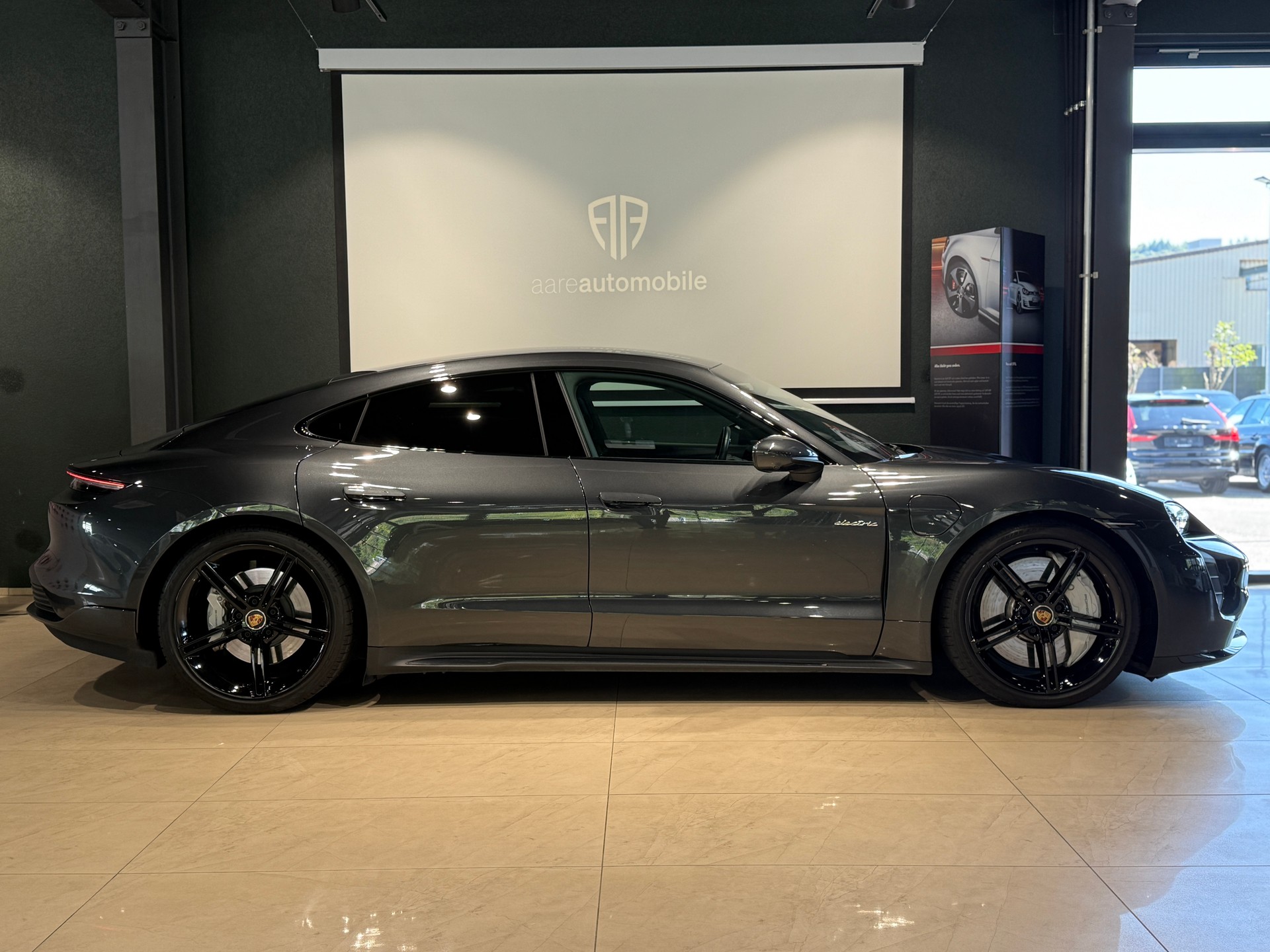 PORSCHE Taycan Turbo-showroom-element-3