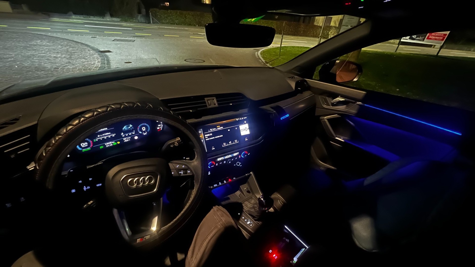 AUDI Q3 Sportback 40 TDI S line quattro-image-17
