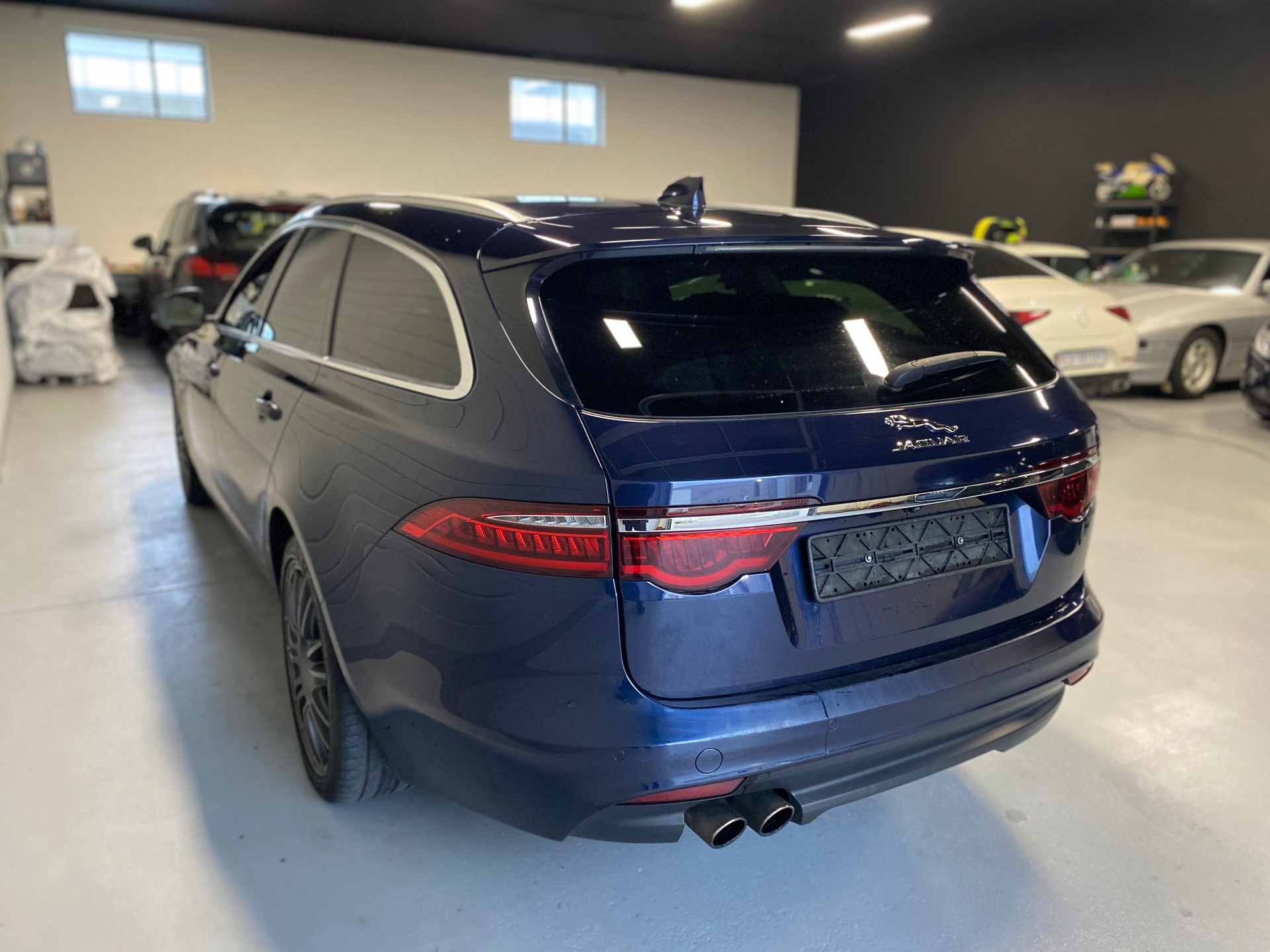 JAGUAR XF 20d R-Sport AWD Automatic-image-8