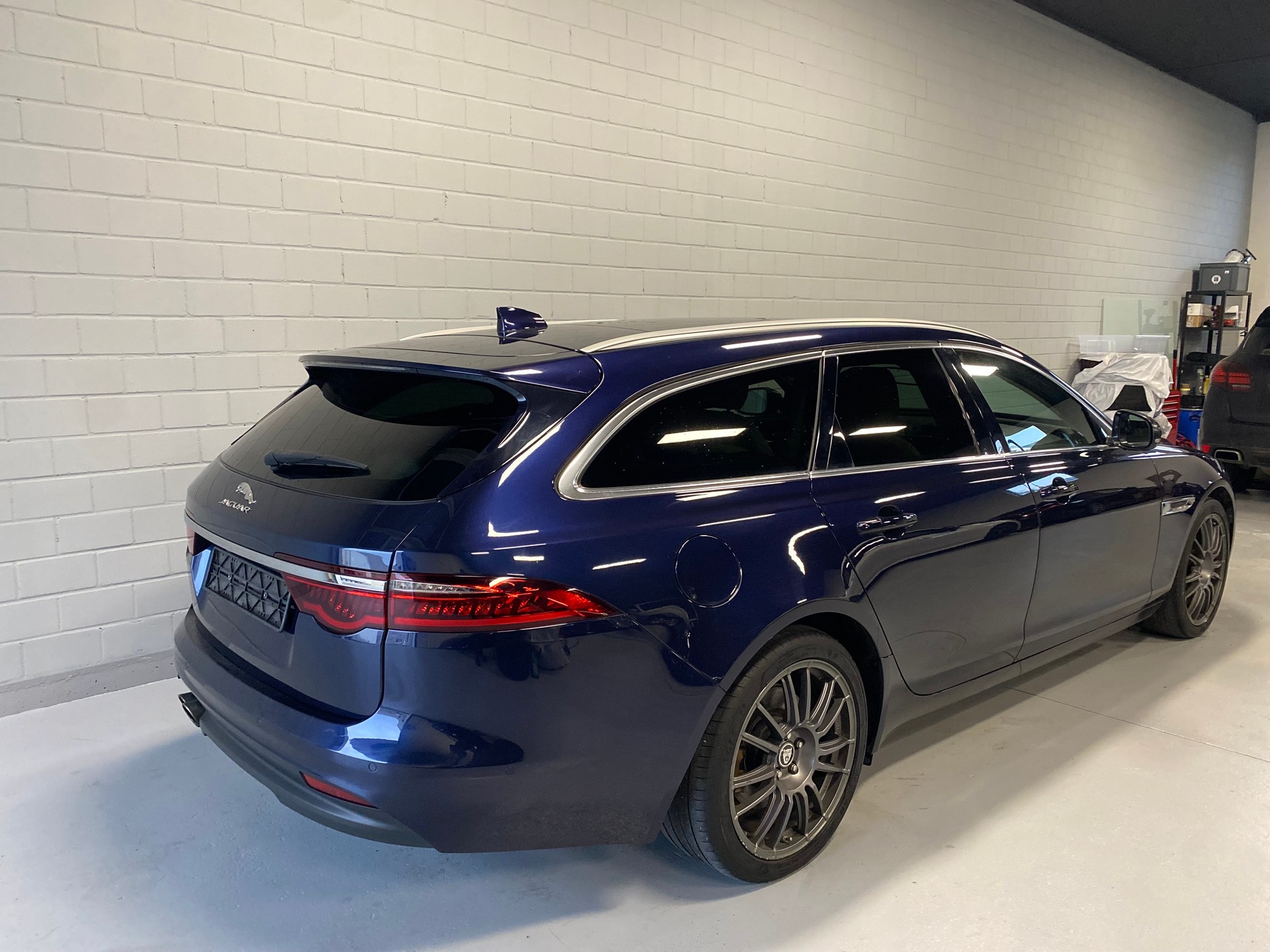 JAGUAR XF 20d R-Sport AWD Automatic-image-6