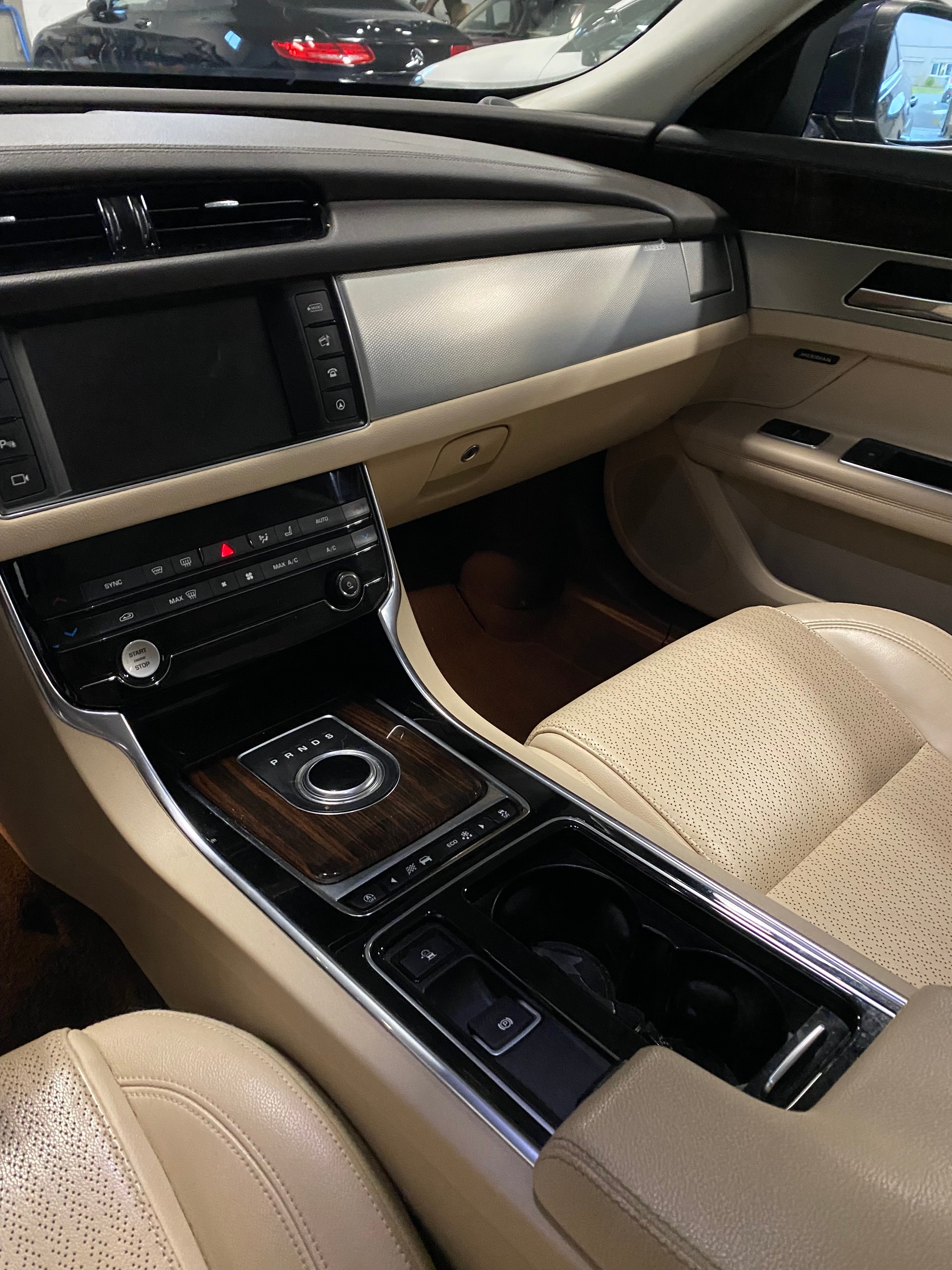 JAGUAR XF 20d R-Sport AWD Automatic-image-10