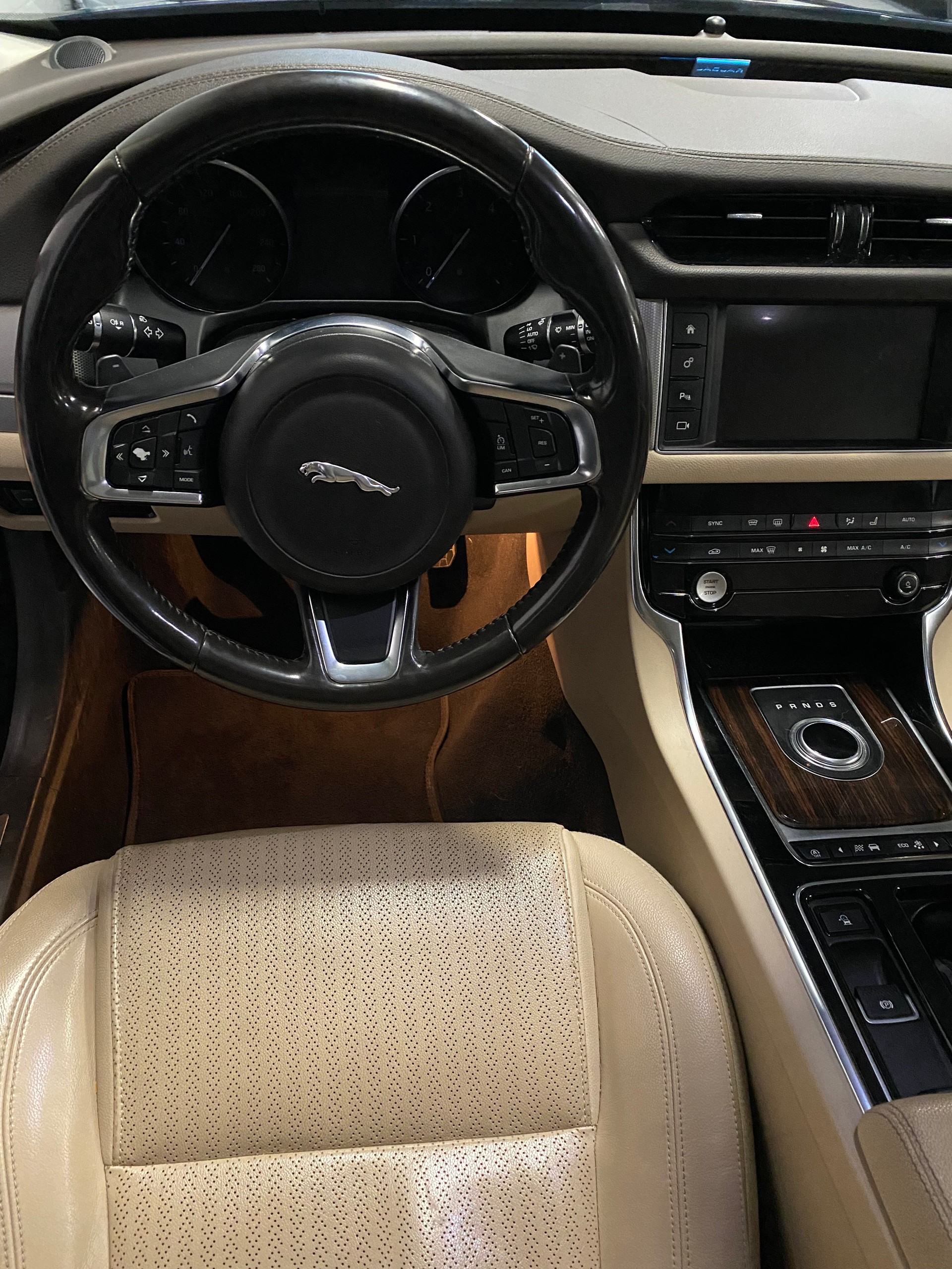 JAGUAR XF 20d R-Sport AWD Automatic-image-12