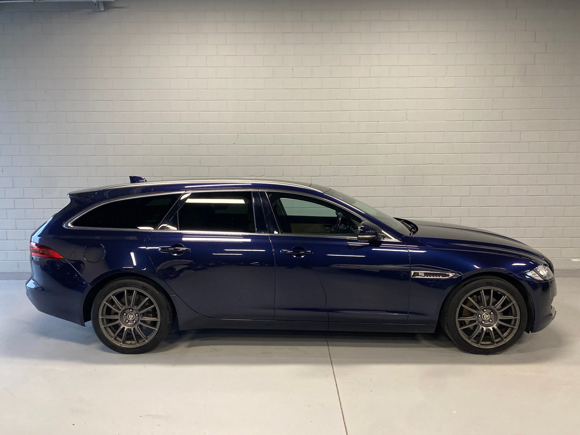 JAGUAR XF 20d R-Sport AWD Automatic-image-1