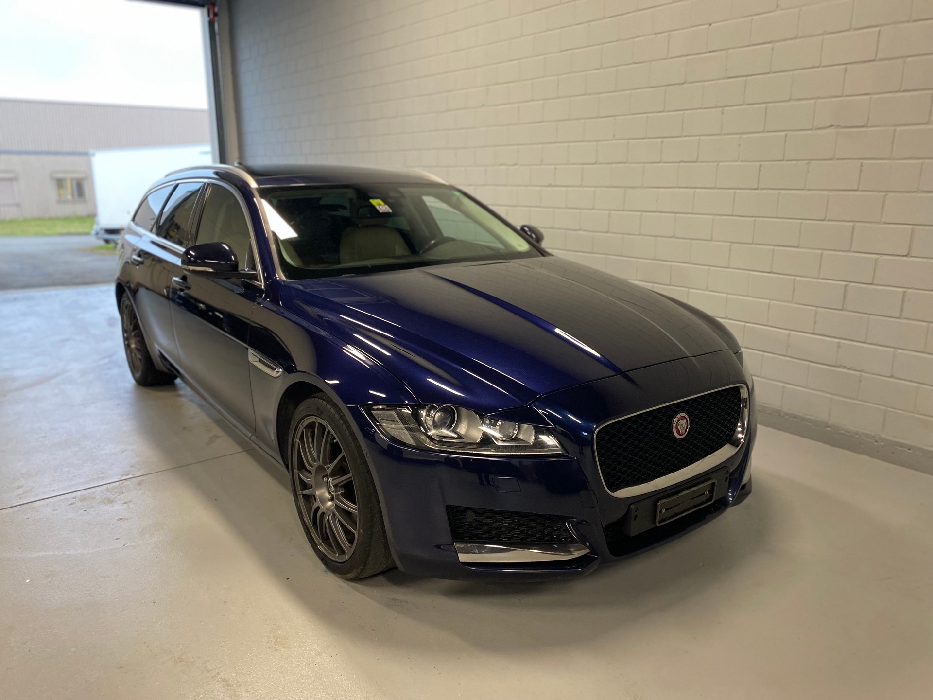 JAGUAR XF 20d R-Sport AWD Automatic-image-2