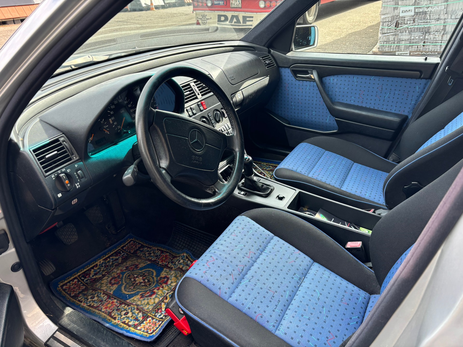 MERCEDES-BENZ C 200 Sport-image-9