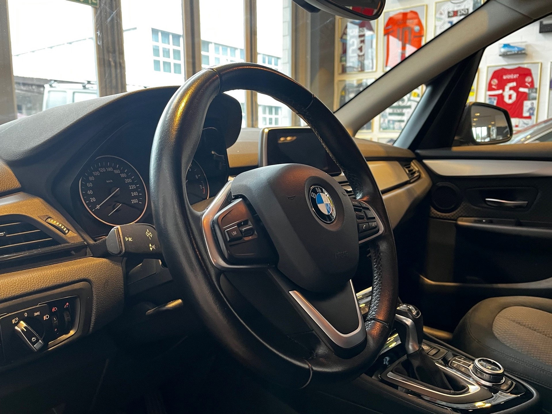 BMW 225xe Active Tourer-image-11