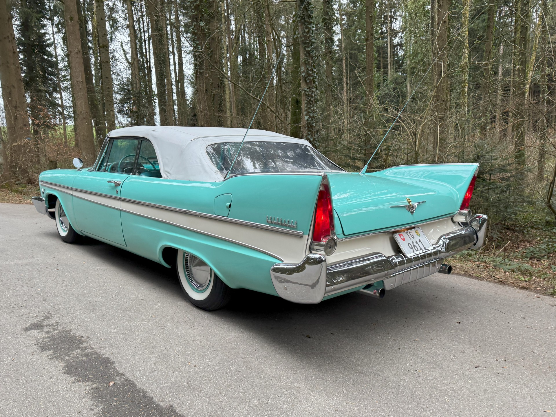Miniature CIJ – Plymouth Belvedere – 3/16 – Bleu Et Crème – Boîte D’origine