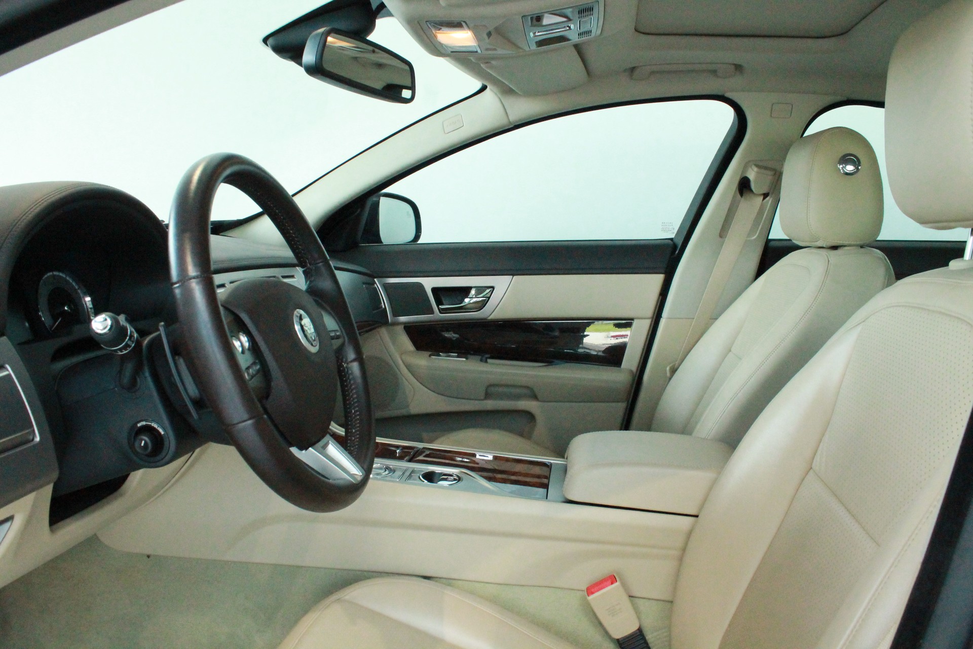 JAGUAR XF 5.0 V8 Portfolio-showroom-element-3