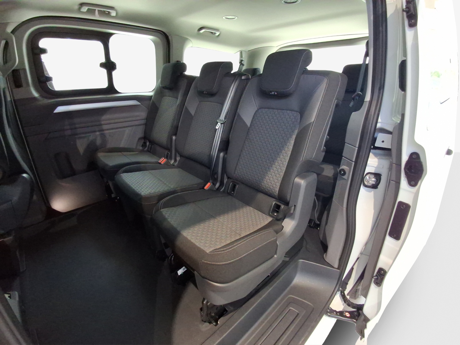 VW Caravelle BEV Life-image-11
