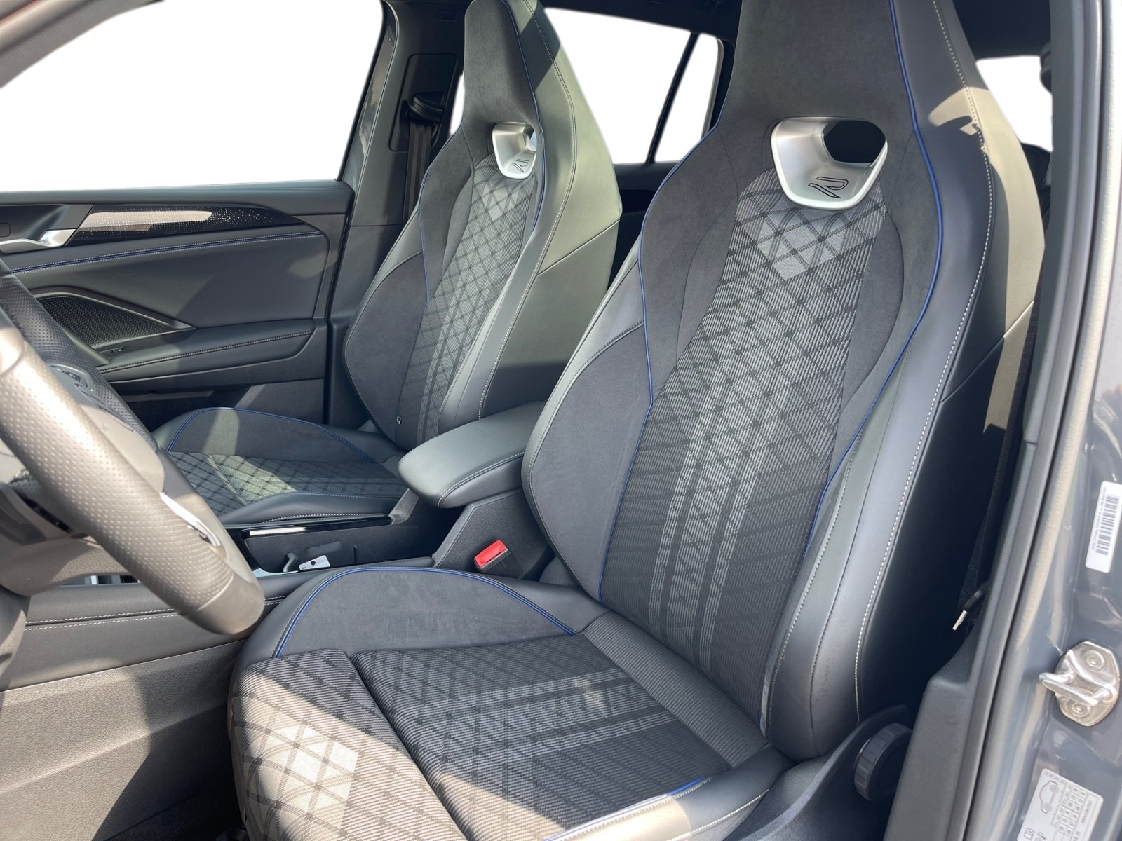 VW Tiguan 2.0 TDI SCR R-Line 4Motion DSG-image-10