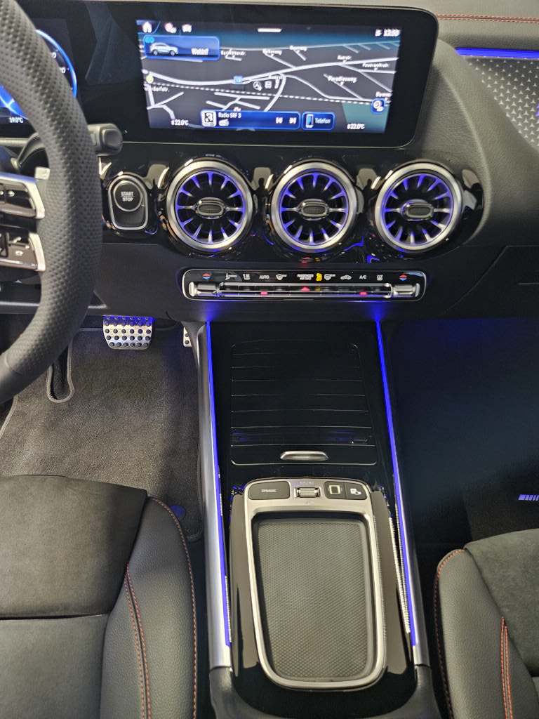 MERCEDES-BENZ EQA 350 4Matic AMG Line Swiss Star-image-9