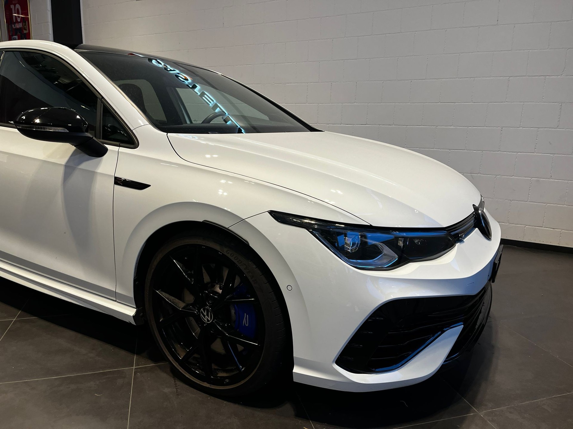 VW Golf 2.0 TSI R DSG 4Motion-image-1